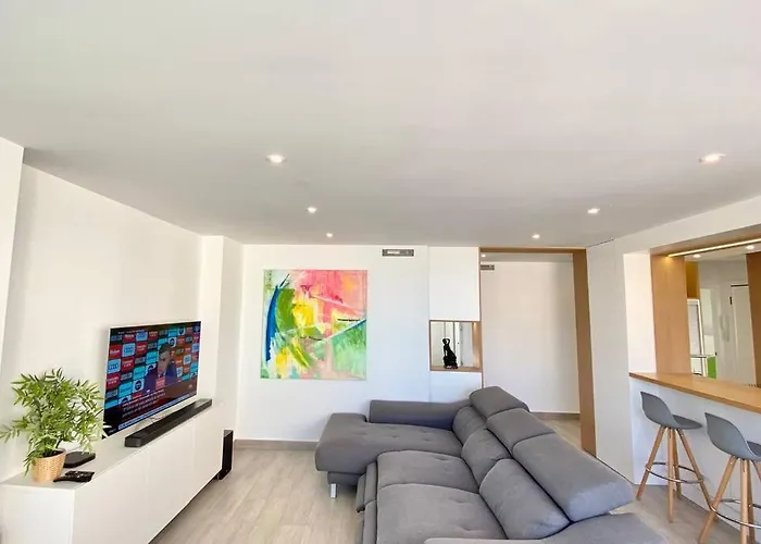 Modern 3 Bed 2 Bath דירה *