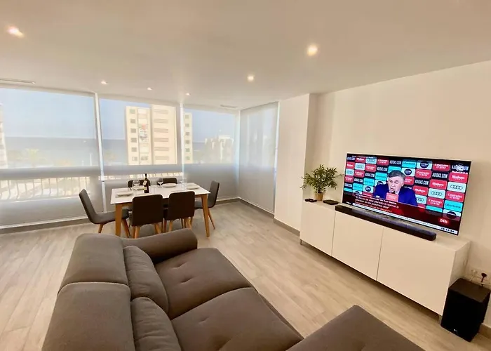 Modern 3 Bed 2 Bath דירה