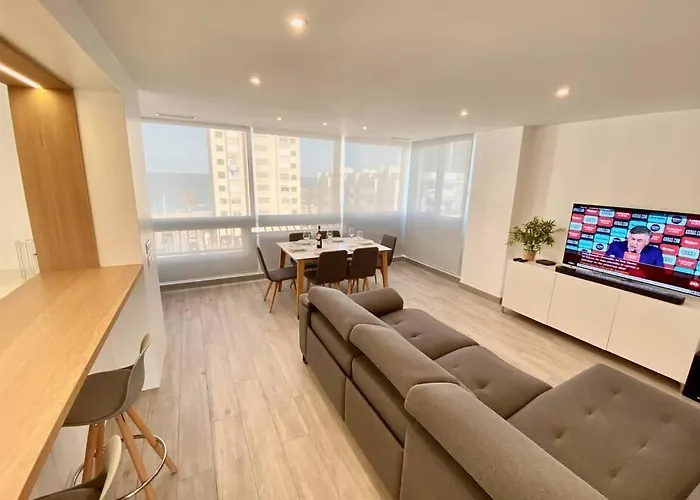 Modern 3 Bed 2 Bath דירה