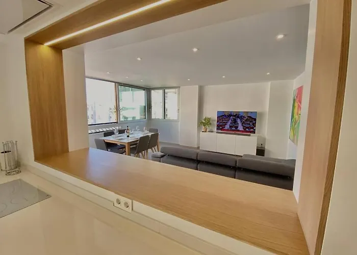 Modern 3 Bed 2 Bath דירה *