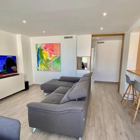 Modern 3 Bed 2 Bath *