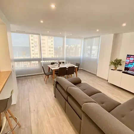 Modern 3 Bed 2 Bath Apartment